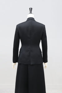 <P>"Le Chic Noir"</p>SEMI PEAKED LAPEL DOUBLE JACKET </p><p>( Double cloth )</P> <p> ❮受注商品❯ </p>
