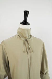 <p>“ELEGANT TIE-NECK” blouse <p> </p>(Rayon/Polyester)</p> <p> ❮受注商品❯ </p>