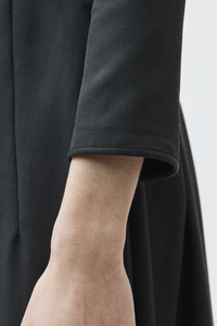 <p>"Robe"</p><p>"La nouvelle beauté classique."</p>