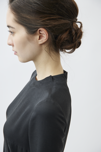 <p>"Robe"</p><p>"La nouvelle beauté classique."</p>