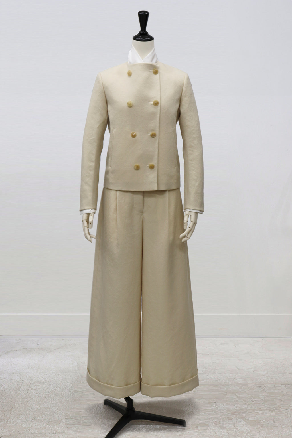 <p>"La Grâce Pure"</p>DOUBLE-BREASTED COLLARLESS JACKET</p><p>( Dry Wool)</p>  <p> ❮受注商品❯ </p>