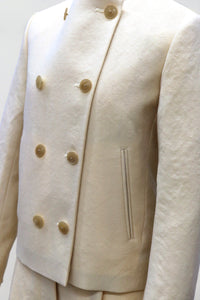 <p>"La Grâce Pure"</p>DOUBLE-BREASTED COLLARLESS JACKET</p><p>( Dry Wool)</p>  <p> ❮受注商品❯ </p>