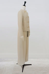 <p>"La Grâce Pure"</p>DOUBLE-BREASTED COLLARLESS JACKET</p><p>( Dry Wool)</p>  <p> ❮受注商品❯ </p>